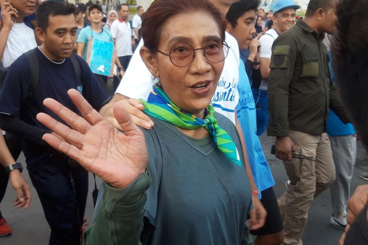 Menteri Susi Pudjiastuti saat pawai bebas plastik di Jakarta, Minggu (21/7/2019).