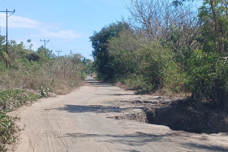 Tak Ada Dana, Jalan Penghubung 6 Desa di Larantuka Rusak Parah