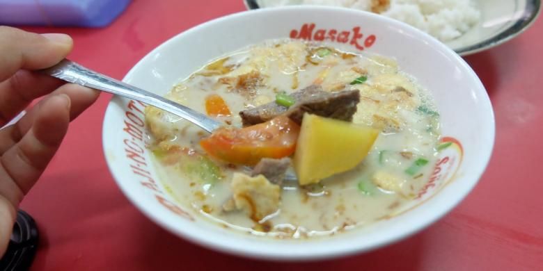 Soto Betawi Afung di Gang Gloria, Glodok, Pancoran, Jakarta Barat, berisi daging sapi, tomat, dan kentang. 