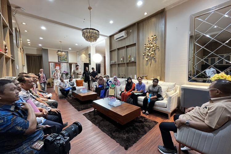 Suasana Rumah Aspirasi saat masyarakat Surabaya adukan keluhan ke wakil walikota Surabaya Armuji pada Selasa (1/7/2025).