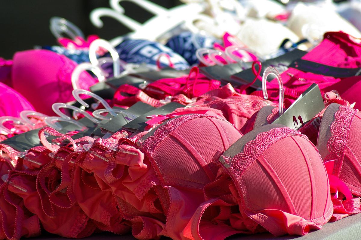 Ilustrasi bra. Penemuan tumpukan pakaian dalam wanita jenis bra alias BH di bangunan SD kosong, menghebohkan warga Kecamatan Kepohbaru, Kabupaten Bojonegoro, Jawa Timur. Minggu (17/5/2025). Temuan ini pun viral di media sosial.
