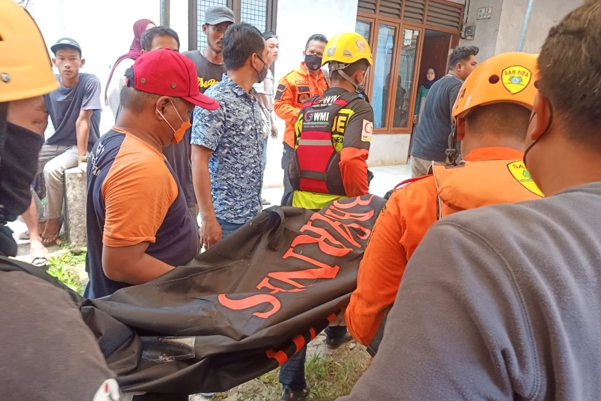 Tim SAR gabungan mengevakuasi jasad bocah yang tewas usai terhanyut di Kali Angke Serpong, Tangerang Selatan, Senin (25/10/2021).