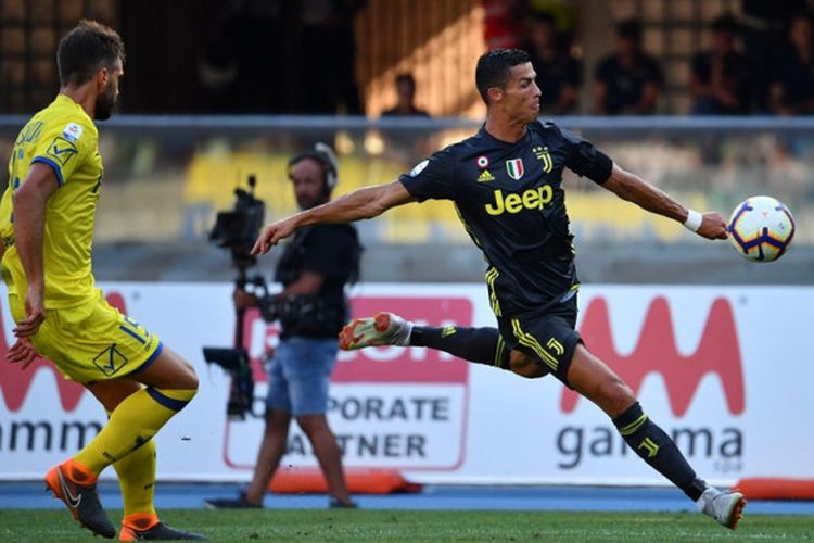 Megabintang Juventus, Cristiano Ronaldo, melepas tendangan dalam laga Liga Italia kontra Chievo di Stadion Marc Antonio Bentegodi, Verona pada 18 Agustus 2018.