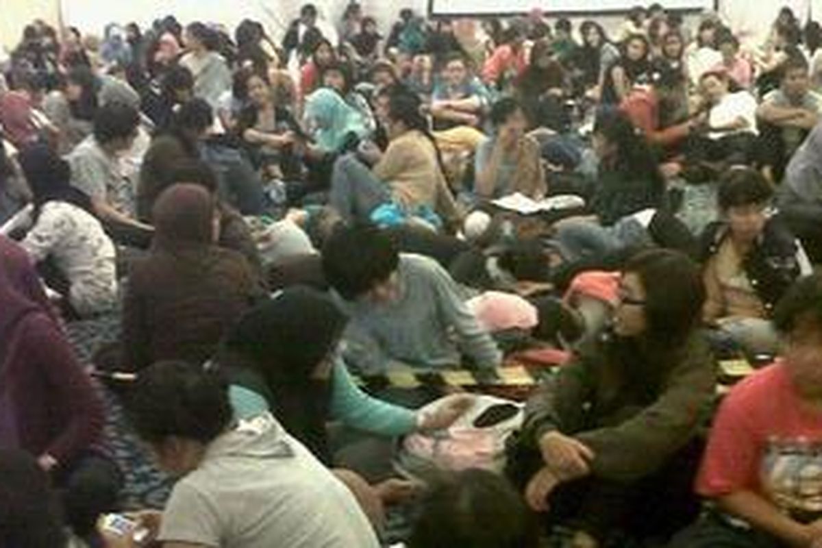 Ratusan orang penggemar Super Junior (Suju) yang sudah mendapatkan nomor antrean menunggu untuk dapat membeli tiket konser boysband asal Korea Selatan tersebut di Hotel Twin Plaza, Jakarta, Sabtu (7/4/2012).