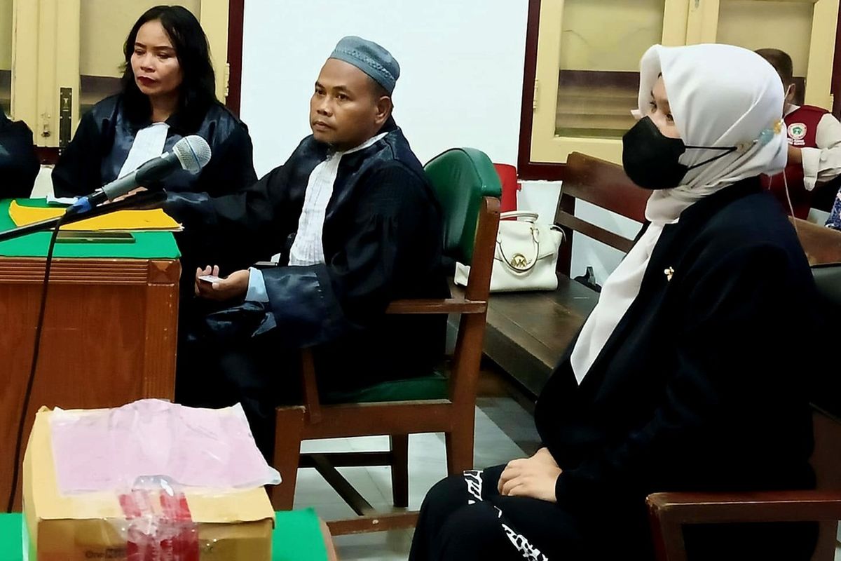 Terdakwa dr Tengku Gita Aisyaritha Alias Dokter G (kerudung putih) menghadiri sidang perdana dengan agenda pembacaan dakwaan di ruang Cakra 8 PN Medan, Selasa (21/6/2022)