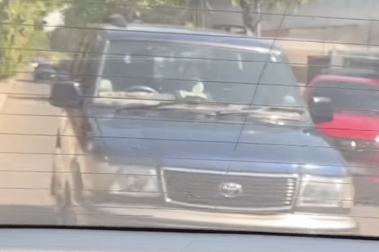 Mobil yang pengemudinya membawa celurit di jalanan Surabaya