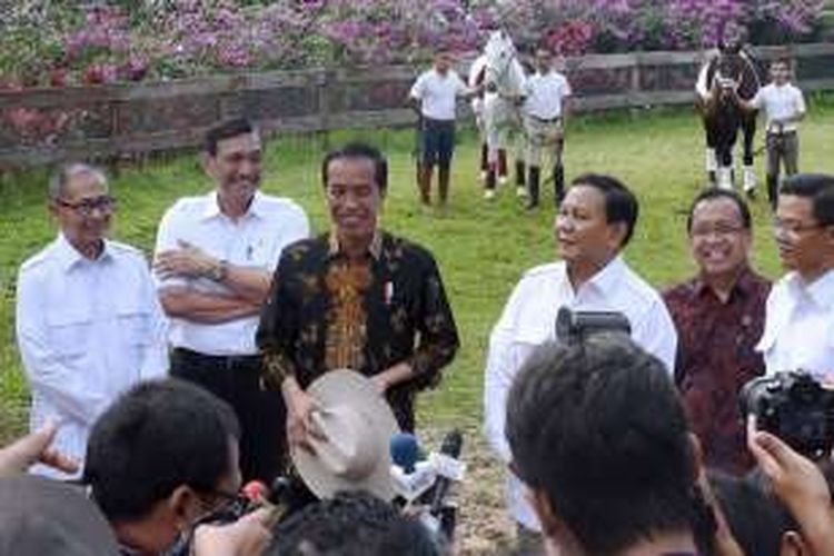 Presiden Joko Widodo bersama Ketua Umum Partai Gerindra Prabowo Subianto memberikan keterangan pers di kediaman Prabowo di Hambalang, Bogor, Senin (31/10/2016) siang. Dalam pertemuan tertutup sekitar dua jam, Jokowi mengaku membicarakan berbagai persoalan dengan Prabowo mulai dari politik hingga masalah ekonomi.