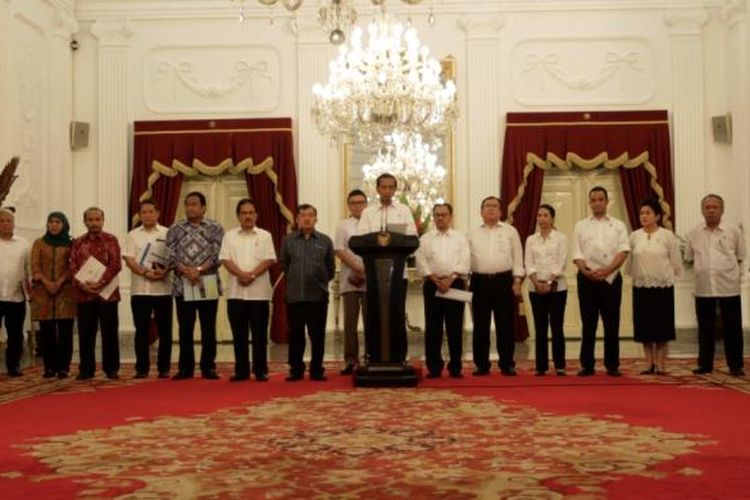 Presiden Joko Widodo didampingi Wakil Presiden Jusuf Kalla dan sejumlah menteri Kabinet Kerja mengumumkan kenaikan harga bahan bakar minyak, di Istana Merdeka, Jalan Medan Merdeka Utara, Jakarta, Senin (17/11/2014). Mulai 18 November pukul 00.00 WIB harga BBM jenis premium naik dari harga semula Rp 6.500 menjadi Rp. 8.500 dan Solar dari Rp 5.500 menjadi Rp. 7.500. KOMPAS IMAGES/RODERICK ADRIAN MOZES