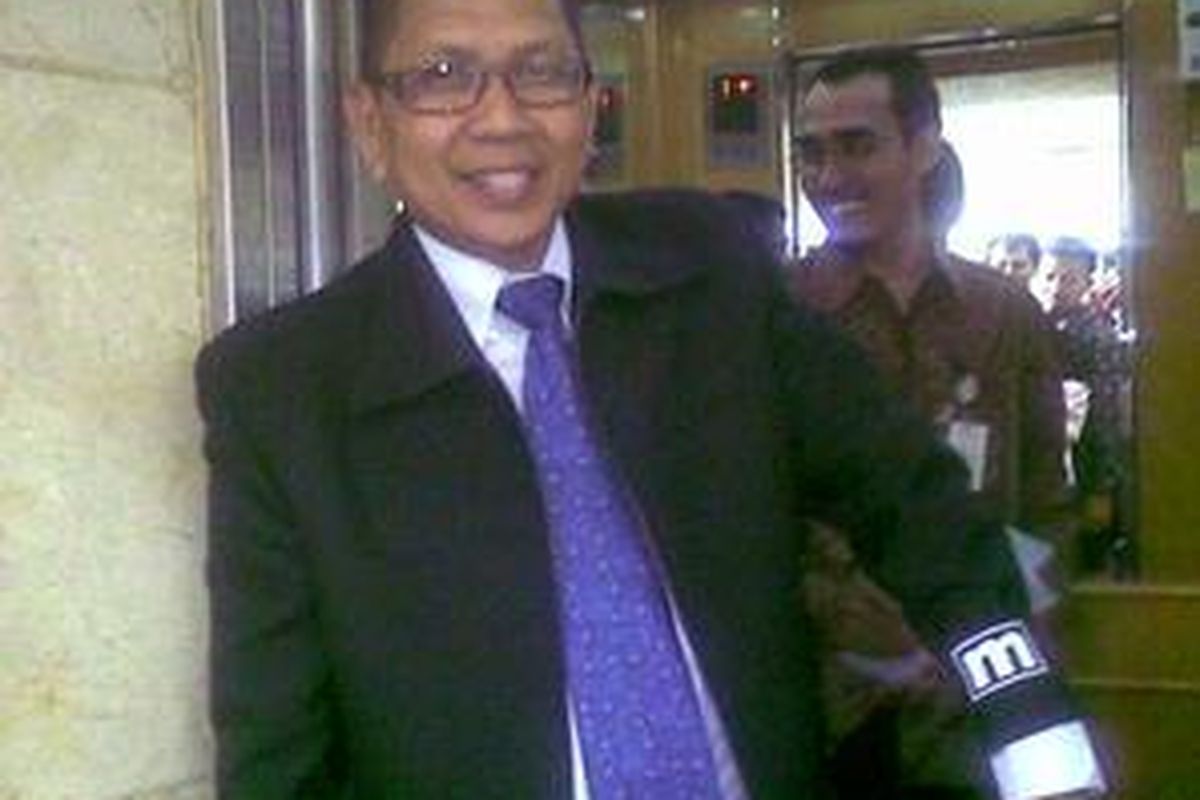 Direktur Pembiayaan Syariah Direktorat Jenderal Pengelolaan Utang Depkeu, Dahlan Siamat, Senin (21/12/2009), menunjukkan gelang lengan bertuliskan huruf 'M' yang dikenakannya, di Kantor Kementerian Koordinator Perekonomian, Jakarta. Gelang lengan ini digunakan sebagai bentuk solidaritas terhadap Menteri Keuangan Sri Mulyani.