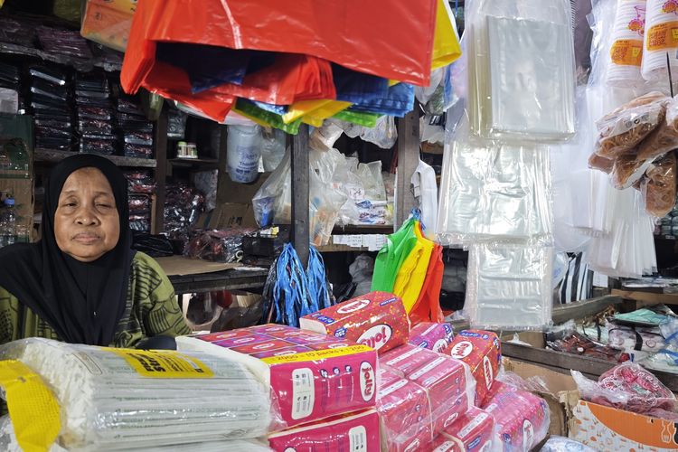 Harga Plastik Tembus Rp 1,4 Juta Per Karung, Pedagang Pasar Segiri Keluhkan Sepinya Pembeli