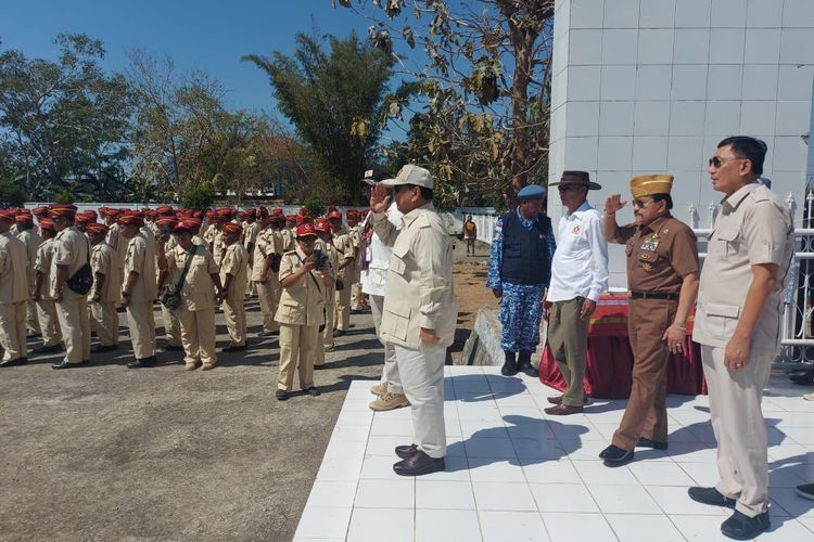 Menteri Pertahanan RI Prabowo Subianto menyempatkan ziarah ke taman makam pahlawan (TMP) Seroja Atambua, Nusa Tenggara Timur (NTT), pada Minggu (3/9/2023).  Ziarah itu merupakan agenda pertama Prabowo begitu tiba di NTT untuk melakukan kunjungan kerja.