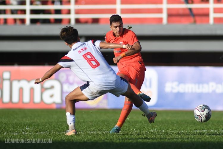 Pemain asing Borneo FC Matheus Pato dijaga ketat pemain Arema FCsaat pertandingan pekan ke-1 Liga 1 2022-2023 yang berakhir dengan skor 3-0 di Stadion Segiri Samarinda, Minggu (24/7/2022) sore.