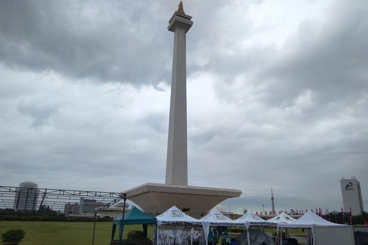 Panggung untuk acara Majelis Rosulallah di Monas, Kamis (30/11/2017).