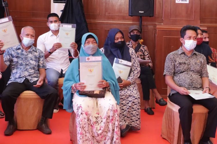Kementerian ATR/BPN menyerahkan sertifikat tanah kepada masyarakat di Provinsi Riau 