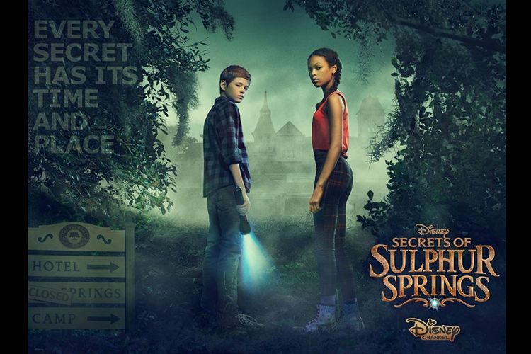 Kyliegh Curran dan Preston Oliver dalam serial drama petualangan Secrets of Sulphur Springs (2021).