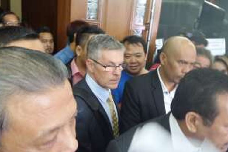 Dr. Michael Robertson (tengah), farmakologi dan toksikologi forensik asal Australia yang menjadi saksi dalam sidang lanjutan kasus pembunuhan Wayan Mirna Salihin di Pengadilan Negeri Jakarta Pusat, Rabu (21/9/2016). 