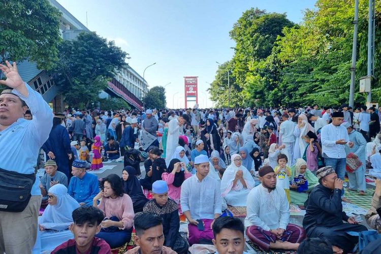 Suasana jembatan Ampera Palembang menjadi lautan manusia saat pelaksanaan shalat Idul Fitri, Rabu (10/4/2024).