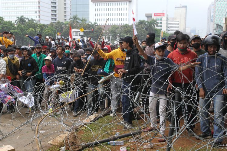 Demonstrasi menolak UU Cipta Kerja di Patung Kuda, Jakarta, Selasa (13/10/2020). Demonstrasi berakhir ricuh.