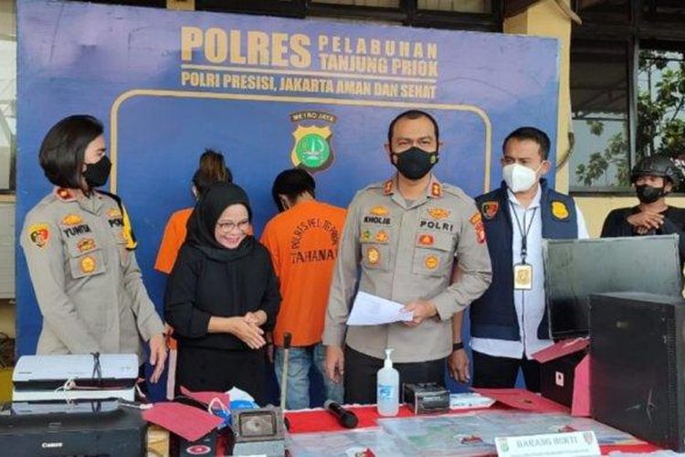 Konferensi pers ungkap kasus pemalsuan sertifikat vaksinasi Covid-19 di Mapolres Pelabuhan Tanjung Priok, Jakarta Utara, Rabu (28/7/2021).