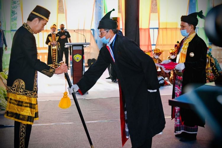 Presiden Joko Widodo saat dianugerahi Gelar Kehormatan Adat Kesultanan Buton La Ode Muhammad Lakina Bhawaangi yi Nusantara.  Penganugerahan itu digelar di Baruga Keraton Kesultanan Buton, Kota Baubau, Provinsi Sulawesi Tenggara, Selasa (27/9/2022).