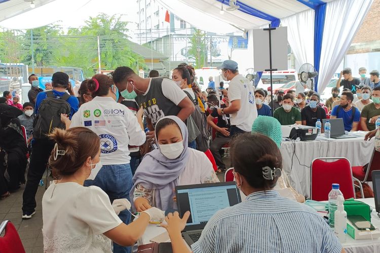 Sebanyak 1.300 pengungsi dari berbagai negara yang tinggal di Kota Medan, Sumatera Utara akhirnya bisa mendapat suntikan vaksin Covid-19.