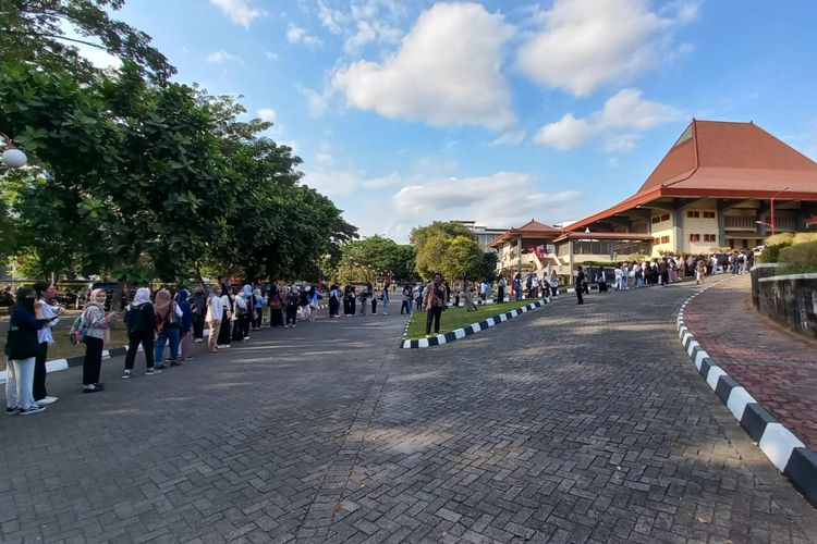 Ratusan mahasiswa antre masuk ke Grha Sabha Pramana UGM Yogyakarta untuk mengikuti diskusi 3 Bacapres Bicara Gagasan, Selasa (19/9/2023).

