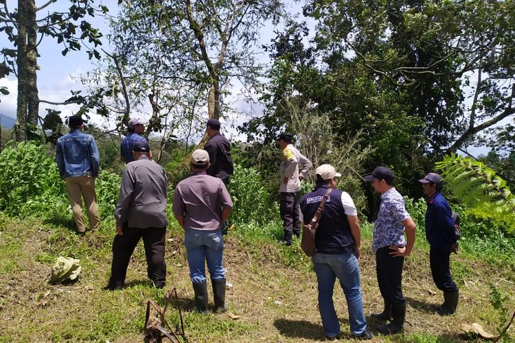 Petugas saat meninjau lokasi penemuan Macan Tutul di Lereng Gunung Api Raung Banyuwangi 