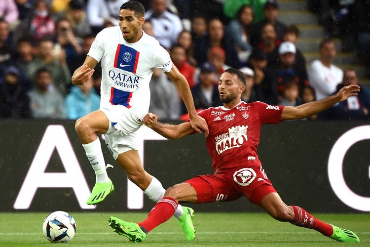 Achraf Hakimi (kiri) dalam laga pekan ketujuh Ligue 1 2022-2023 PSG vs Brest di Stadion Parc des Princes, Sabtu (10/9/2022) malam WIB.