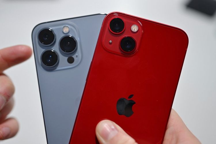 iPhone 13 Pro varian warna Sierra Blue dan iPhone 13 Mini varian warna Red