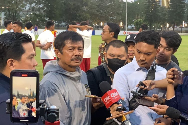 Direktur Teknik PSSI, Indra Sjafri, saat berbicara kepada awak media di Lapangan A Gelora Bung Karno (GBK), Senayan, Jakarta, pada Rabu (16/8/2023).