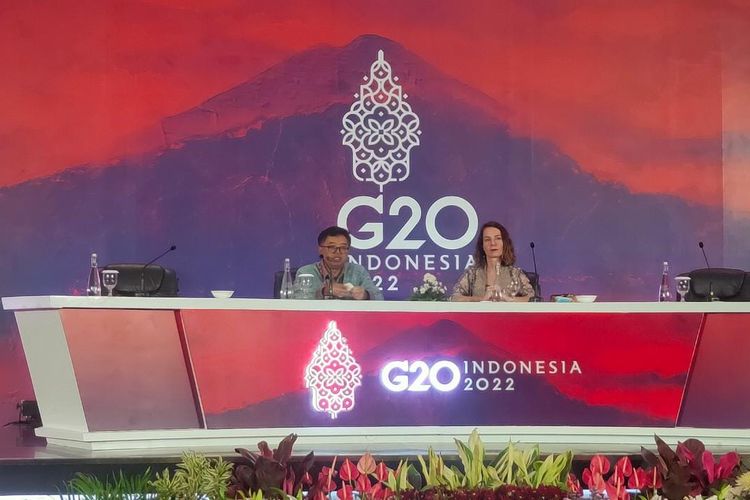 (kanan) Head of Consumer Finance, Insurance and Pensions Division OECD Flore-Anne Messy saat Taklimat Media G20 di Bali Nusa Dua Convention Centre di Bali, Sabtu (16/7/2022).