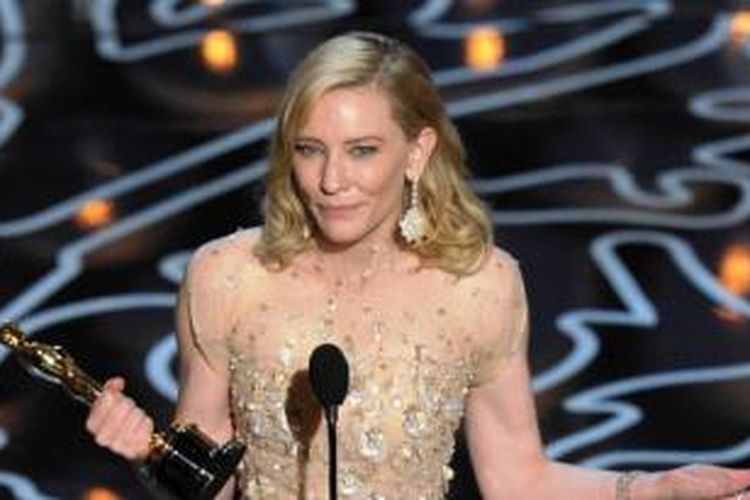 Artis Cate Blanchett menerima Piala Oscar 2014.
