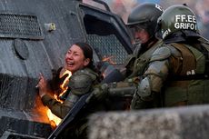 Polisi Wanita Chile Ini Menjerit karena Terbakar akibat Bom Molotov dari Demonstran