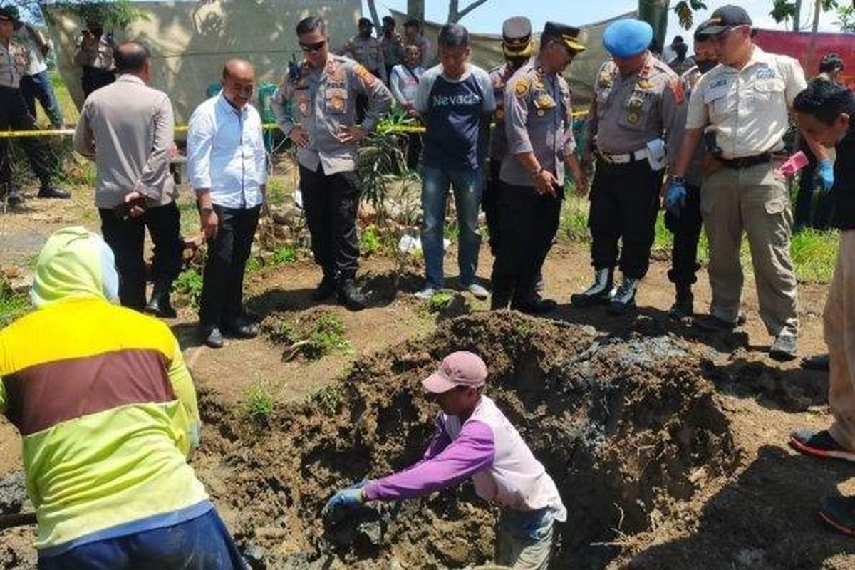 Penggalian tempat dikuburnya jenazah korban pembunuhan di Desa Eretan Wetan, Kecamatan Kandanghaur, Kabupaten Indramayu, pada Senin (27/11/2022).
