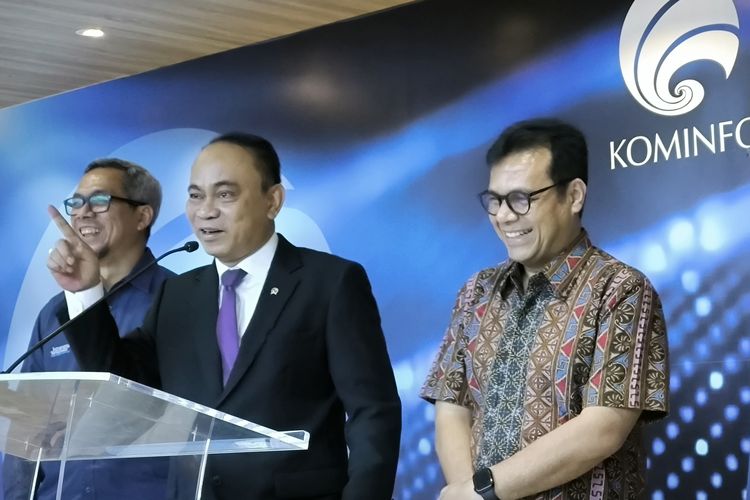 Menkominfo Budi Arie Setiadi ketika menyampaikan hasil pertemuannya dengan CEO Apple, Tim Cook di kantor Kemenkominfo, Jakarta Pusat, Rabu (17/4/2024).