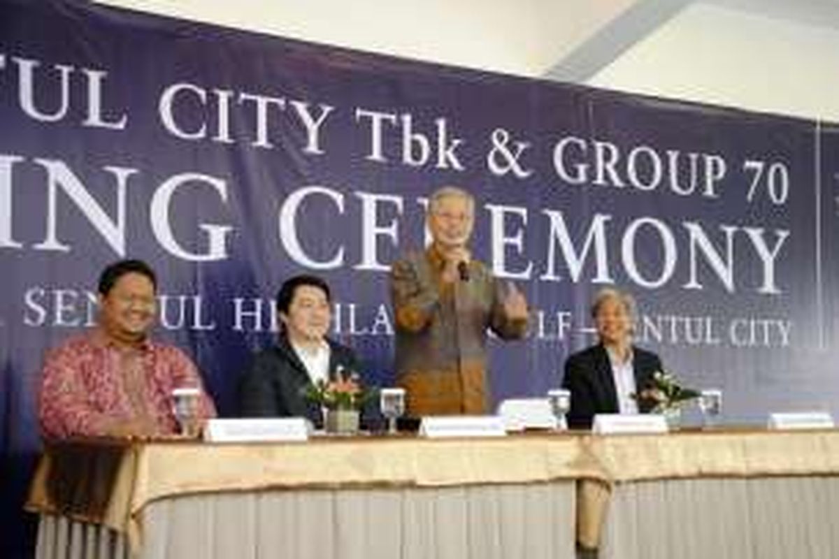 Direktur Keuangan PT Sentul City Tbk. Widi Widananto, Presiden Direktur PT Sentul City Tbk. Keith Steven Muljadi, Ketua Group 70 International Francis Oda, dan Chairman Group 70 International Charles Kaneshiro saat menandatangani kerjasama jangka panjang dengan Group 70 International, Sabtu (27/2/2016).