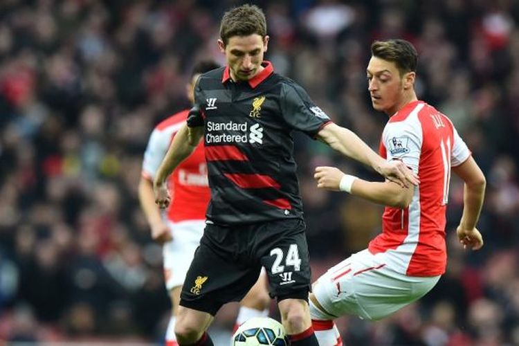 Gelandang Liverpool, Joe Allen (kiri) saat berhadapan dengan bintang Arsenal, Mesut Oezil, pada laga lanjutan Premier League, di Emirates Stadium, Sabtu (4/4/2015). 