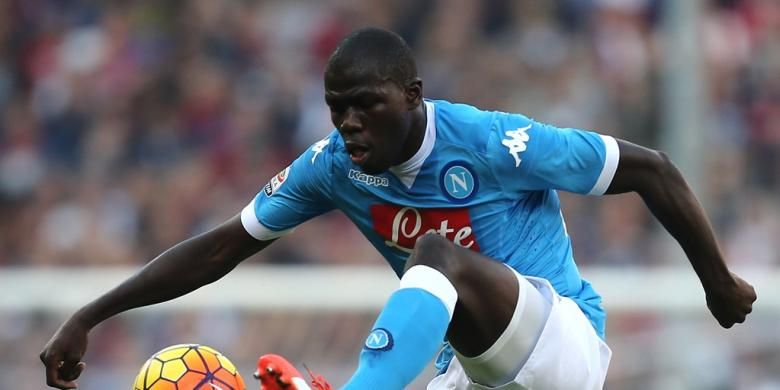 Pemain belakang Napoli, Kalidou Koulibaly, menahan bola saat melawan Genoa pada partai Serie A di Stadion Luigi Ferraris, 1 November 2015.