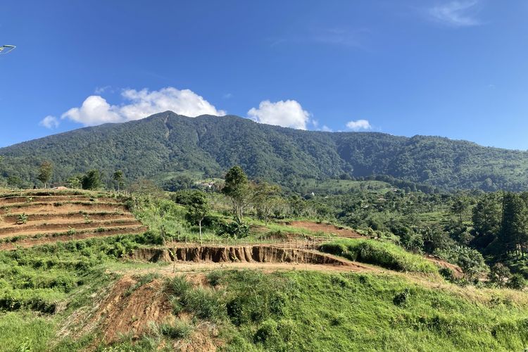 Pemandangan yang dapat dilihat dari jalur trekking di kaki Gunung Salak yang berlokasi di Desa Pasirjaya, Kecamatan Cigombong, Kabupaten Bogor, Kamis (27/5/2021).