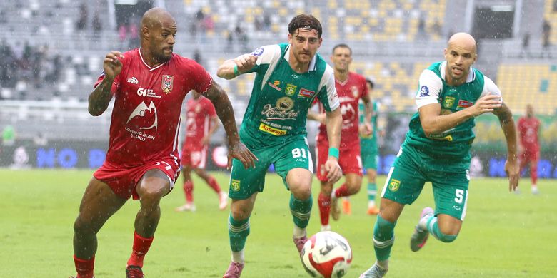 Pemain Persebaya Surabaya Dejan Tumbas dan pemain Malut United David da Silva mengejar bola saat laga pekan ke-17 Super League 2025-2026 yang berakhir dengan skor 2-1 di Stadion Gelora Bung Tomo Surabaya, Sabtu (10/1/2026) sore.
