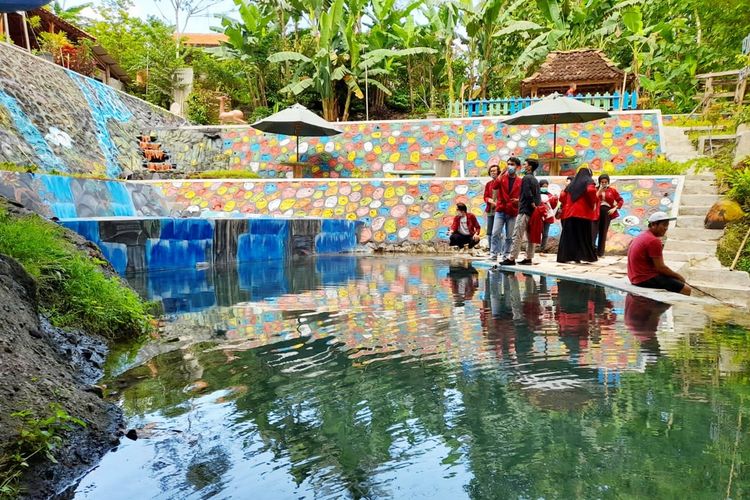 Wisatawan mengunjungi Belik Beji di Polaman River Tubing, Dusun Polaman, Kelurahan Argorejo, Kapanewon Sedayu, Kabupaten Bantul, Daerah Istimewa Yogyakarta (DIY). 