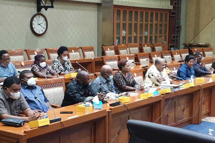 Para Anggota DPR Papua, saat memberikan pandangan dan pendapat sebelum menyerahkan aspirasi masyarakat, terkait DOB di Papua yang berlangsung di Gedung DPR RI, Jakarta, Rabu (13/04/2022).