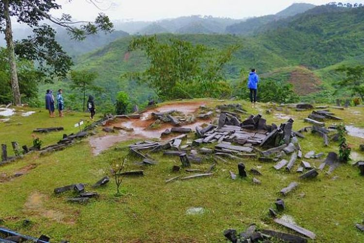Di Situs Gunung Padang, Cianjur, Jawa Barat, sejumlah batu menhir yang ukurannya sama dengan batu-batu berbentuk limas lainnya menjadi penanda. Pengunjung bebas berjalan di antara bebatuan yang beberapa di antaranya dibatasi hanya memakai tali rafia.