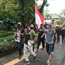 Polisi Didesak Usut Foto Viral Pemuda yang Acungkan Jari Tengah ke Foto Jokowi
