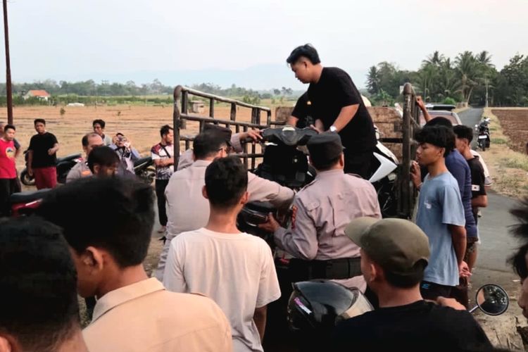 Resah dengan Balap Liar, Warga Banyumas Tutup Jalan Pakai Ban dan Pohon, Polisi Turun Tangan