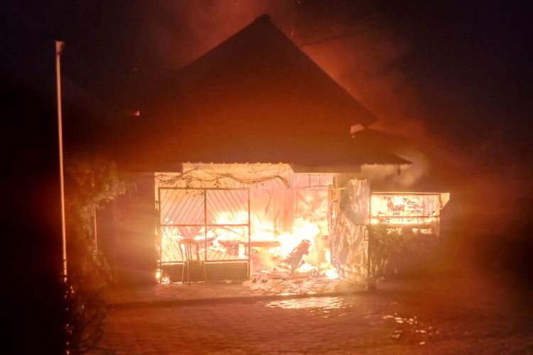 Emosi Dimarahi Istri karena Mabuk, Lansia di Blitar Bakar Rumah Sendiri