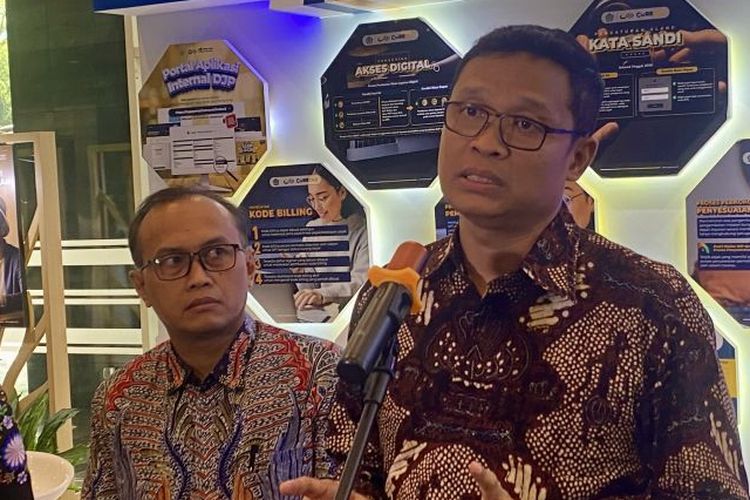 Direktur Jenderal Pajak Bimo Wijayanto (kanan) saat wawancara cegat (doorstop) di Kantor Pusat DJP, Jakarta, Kamis (9/10/2025).