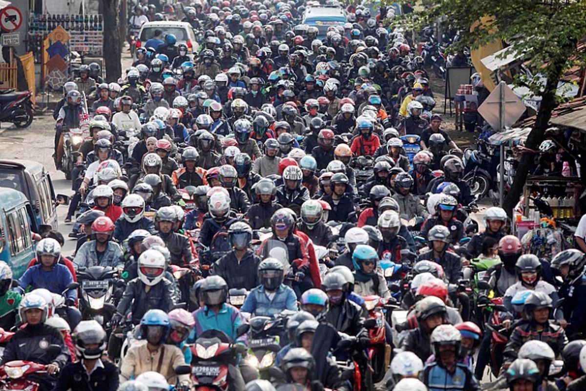 Ribuan pemudik sepeda motor melintasi jalur Cilamaya- Cikalong, Karawang, Jawa Barat, menuju Jalur Pantura ke arah Jawa Tengah memasuki H-3 saat puncak mudik Lebaran 2014, Jumat (25/7/2014). Pemerintah memperkirakan mereka yang menggunakan sepeda motor pada mudik tahun ini sebanyak 2 juta lebih.

Kompas/Rony Ariyanto Nugroho (RON)
25-07-2014