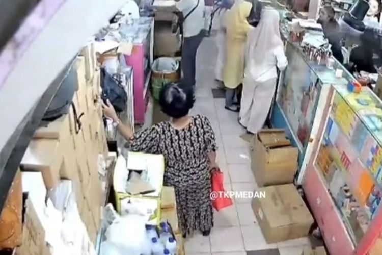 Ibu Berdaster Terekam Curi Tas di Toko Kosmetik Medan, Modus Jadi Pembeli