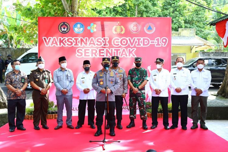 Kepala Kepolisian Negara Republik Indonesia (Polri) Jenderal Listyo Sigit Prabowo saat meninjau percepatan vaksinasi Covid-19 yang digelar di Pantai Sulamadaha, Kota Ternate, Maluku Utara, Jumat (14/1/2022). Foto: Divisi Humas Polri